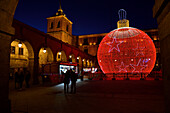 Der Mercado Chico-Platz in der Stadt Ávila zur Weihnachtszeit.