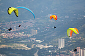In Medellin, paragliding is practiced in strategic areas outside the urban area, such as Altos de San Félix and Matasanos. These areas, located on the outskirts of the city, have ideal climatic and topographic conditions for flying and enjoying impressive panoramic views of the Aburrá Valley, the slopes of the city of Medellin and the municipality of Bello, a town near this city.
