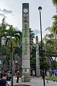 Eine Säule mit einer Uhr im Berrio-Park in der Innenstadt von Medellin, Kolumbien.