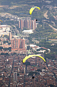 In Medellin, paragliding is practiced in strategic areas outside the urban area, such as Altos de San Félix and Matasanos. These areas, located on the outskirts of the city, have ideal climatic and topographic conditions for flying and enjoying impressive panoramic views of the Aburrá Valley, the slopes of the city of Medellin and the municipality of Bello, a town near this city.