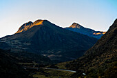 The Páramo del Almorzadero, located in the Eastern mountain range of the Colombian Andes, between the departments of Santander and Norte de Santander, is a vital high mountain ecosystem for the region. With altitudes that exceed 4,300 meters, this páramo is home to a unique biodiversity, highlighting the frailejones, mosses and lichens adapted to the extreme cold and frequent fogs. Its numerous lagoons and wetlands are the source of important rivers that supply water to local communities and agricultural activities. In addition, it is a refuge for species such as the Andean condor and endemic 
