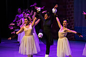 Das Allegro Dance Studio ist eine Akademie, die klassisches Ballett unterrichtet und den Tanz in Medellín fördert. Es entwickelt klassische Ballettausbildungsprogramme, die auf einem tiefen Verständnis der Technik basieren, und fördert und unterstützt gleichzeitig künstlerische Projekte.