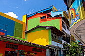 Bunt gestrichene Gebäude in Guatape, Kolumbien.
