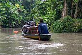 Touristen auf einer Wildtierbeobachtungstour in einem Kanu im Napo Wildlife Center im Yasuni-Nationalpark, Ecuador.
