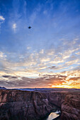 Drohne fliegt über die Horseshoe Bend, eine hufeisenförmig eingeschnittene Windung des Colorado River, Glen Canyon, Arizona