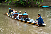 Touristen auf einer Wildtierbeobachtungstour in einem Kanu im Napo Wildlife Center im Yasuni-Nationalpark, Ecuador.