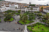 Blick auf die Plaza Grande von der Spitze der Kathedrale in Quito, Ecuador. Auf der anderen Seite der Plaza befinden sich das Plaza Grande Hotel (links) und der Erzbischofspalast. Im Hintergrund ist die Basilica del Voto Nacional zu sehen.