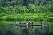 Touristen auf einer Wildtierbeobachtungstour in einem Kanu im Napo Wildlife Center im Yasuni-Nationalpark, Ecuador.