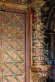 Aufwändige Dekoration in der Kirche El Sagrario, Teil des Komplexes der Metropolitan-Kathedrale, in Quito, Ecuador.
