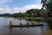 Ein Kanu in der Napo Wildlife Center Ecolodge im Yashuni-Nationalpark im Amazonasbecken von Ecuador. Die Lodge wird von der Gemeinschaft der Anangu Kichwa Ureinwohner betrieben.