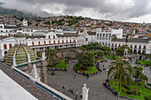 Blick auf die Plaza Grande von der Spitze der Kathedrale in Quito, Ecuador. L-R: der Carondelet-Palast oder Präsidentenpalast, das Plaza Grande Hotel und der Erzbischofspalast.