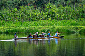 Touristen auf einer Wildtierbeobachtungstour in einem Kanu im Napo Wildlife Center im Yasuni-Nationalpark, Ecuador.
