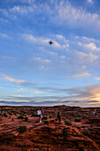 Drohne fliegt über die Horseshoe Bend, eine hufeisenförmig eingeschnittene Windung des Colorado River, Glen Canyon, Arizona
