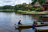 Kanus in der Napo Wildlife Center Ecolodge im Yashuni National Park im Amazonasbecken von Ecuador. Die Lodge wird von der Gemeinschaft der Anangu-Kichwa-Ureinwohner betrieben.