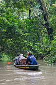 Touristen auf einer Wildtierbeobachtungstour in einem Kanu im Napo Wildlife Center im Yasuni-Nationalpark, Ecuador.