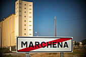 Ein beeindruckendes Getreidesilo erhebt sich in der Nähe des Eingangs von Marchena. Das Gebäude spiegelt den landwirtschaftlichen Charakter der Region wider.