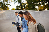 Gruppe von Freunden, die zusammen im Skatepark abhängen