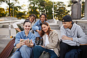 Gruppe von Freunden, die zusammen im Skatepark abhängen und ein Selfie machen