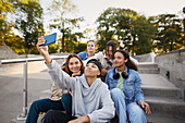 Gruppe von Freunden, die zusammen im Skatepark abhängen und ein Selfie machen