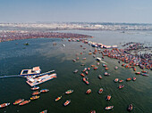 Luftaufnahme von Menschen, die sich zur Prayag Kumbh Mela entlang des Yamuna-Flusses versammeln, einem heiligen Fest für Gläubige in Triveni Sangam in Prayagraj, Uttar Pradesh, Indien.