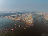 Luftaufnahme von Menschen, die sich zur Prayag Kumbh Mela entlang des Yamuna-Flusses versammeln, einem heiligen Fest für Gläubige in Triveni Sangam in Prayagraj, Uttar Pradesh, Indien.