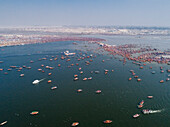 Luftaufnahme von Menschen, die sich zur Prayag Kumbh Mela entlang des Yamuna-Flusses versammeln, einem heiligen Fest für Gläubige in Triveni Sangam in Prayagraj, Uttar Pradesh, Indien.