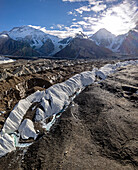 Luftaufnahme von majestätischen Bergen und einem riesigen Gletscher unter einem heiteren Himmel mit Schnee und Eis, Concordia, Gilgit Baltistan, Pakistan.