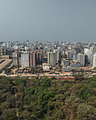 Luftaufnahme einer modernen Stadtlandschaft mit Hochhäusern und Grünflächen, Mohammadpur Upazila, Dhaka, Bangladesch.