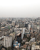 Luftaufnahme einer belebten Stadtlandschaft mit Hochhäusern und dichter städtischer Umgebung, Paltan Thana, Dhaka, Bangladesch.
