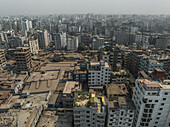 Luftaufnahme einer belebten Stadtlandschaft mit Hochhäusern und pulsierendem Stadtleben, Mohammadpur Upazila, Dhaka, Bangladesch.