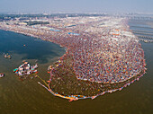 Luftaufnahme von Menschen, die sich zur Prayag Kumbh Mela entlang des Yamuna-Flusses versammeln, einem heiligen Fest für Gläubige in Triveni Sangam in Prayagraj, Uttar Pradesh, Indien.