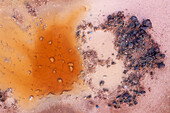 Luftaufnahme des farbenfrohen und abstrakten Rio Tinto mit einzigartigen Mineralienmustern und lebendigen Texturen, Nerva, provincia de Huelva, Spanien.