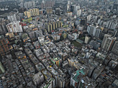 Luftaufnahme einer belebten Stadtlandschaft mit modernen Wolkenkratzern und dichten Dächern, Ramna Thana, Dhaka, Bangladesch.