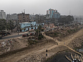 Luftaufnahme einer belebten Stadtlandschaft mit Gebäuden, Straßen und Flussufer, Lalbagh Thana, Dhaka, Bangladesch.