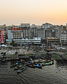 Keraniganj, Bangladesch - 30. Januar 2025: Luftaufnahme von Sadar Ghat und dem Buriganga-Fluss mit pulsierendem Stadtbild und geschäftigen Booten, Subhadya, Keraniganj, Dhaka, Bangladesch.
