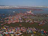 Luftaufnahme von Menschen, die sich zur Prayag Kumbh Mela entlang des Yamuna-Flusses versammeln, einem heiligen Fest für Gläubige in Triveni Sangam in Prayagraj, Uttar Pradesh, Indien.