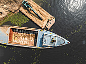 Luftaufnahme des Dhaleshwari-Flusses mit Booten und Docks, Baktaballi, Narayanganj, Dhaka, Bangladesch.