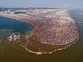 Luftaufnahme von Menschen, die sich zur Prayag Kumbh Mela entlang des Yamuna-Flusses versammeln, einem heiligen Fest für Gläubige in Triveni Sangam in Prayagraj, Uttar Pradesh, Indien.