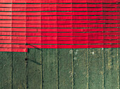 Luftaufnahme von bunten Stoffen, die in geometrischen Mustern in einer Stofffabrik in Paikar Char, Narsingdi, Dhaka, Bangladesch, trocknen.