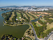 Luftaufnahme eines Golfplatzes und eines ruhigen Sees inmitten von Grünflächen und Bergen, Ward 1, Da Lat, Lam Dong, Vietnam.