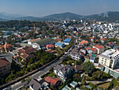 Luftaufnahme einer lebhaften Stadtlandschaft mit schönen Gebäuden und malerischen Bergen, Ward 4, Da Lat, Lam Dong, Vietnam.