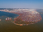 Luftaufnahme von Menschen, die sich zur Prayag Kumbh Mela entlang des Yamuna-Flusses versammeln, einem heiligen Fest für Gläubige in Triveni Sangam in Prayagraj, Uttar Pradesh, Indien.