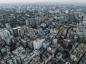 Luftaufnahme einer belebten Stadtlandschaft mit Wolkenkratzern und dichtem Stadtbild, Ramna Thana, Dhaka, Bangladesch.