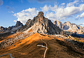 Luftaufnahme der majestätischen Dolomiten mit zerklüfteten Gipfeln und ruhiger Landschaft, Passo Giau, San Vito di Cadore, Belluno, Italien.