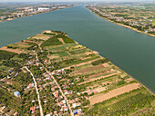 Luftaufnahme von üppigem Ackerland und einem ruhigen Dorf am Fluss, Silk Island, Phnom Penh, Kambodscha.