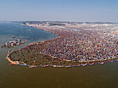 Luftaufnahme von Menschen, die sich zur Prayag Kumbh Mela entlang des Yamuna-Flusses versammeln, einem heiligen Fest für Gläubige in Triveni Sangam in Prayagraj, Uttar Pradesh, Indien.