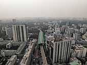 Luftaufnahme einer belebten Stadtlandschaft mit Hochhäusern und Eisenbahn, Paltan Thana, Dhaka, Bangladesch.