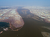 Luftaufnahme von Menschen, die sich zur Prayag Kumbh Mela entlang des Yamuna-Flusses versammeln, einem heiligen Fest für Gläubige in Triveni Sangam in Prayagraj, Uttar Pradesh, Indien.