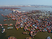 Luftaufnahme von Menschen, die sich zur Prayag Kumbh Mela entlang des Yamuna-Flusses versammeln, einem heiligen Fest für Gläubige in Triveni Sangam in Prayagraj, Uttar Pradesh, Indien.