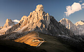 Luftaufnahme der majestätischen Dolomiten mit schroffen Gipfeln und dramatischem Sonnenlicht, Passo Giau, Belluno, Italien.